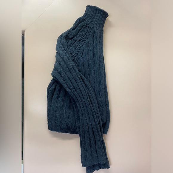 American Eagle Black Sweater - Picture 2 of 2